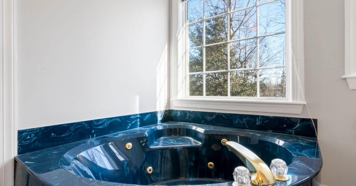 Comparing Hydrotherapy Pools to Traditional Pools